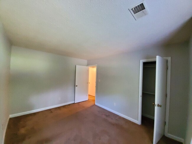 Building Photo - 3 Bedroom Home off WT Harris - in convenie...