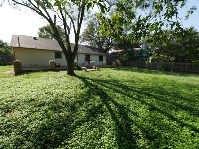 Building Photo - 800 Live Oak Dr