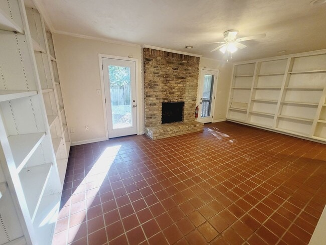 Building Photo - MIDTOWN 2/2.5 w/ Large Fenced Yard, Deck, Washer/Dryer, & Huge Bedrooms! Avail NOW for $1495/month!