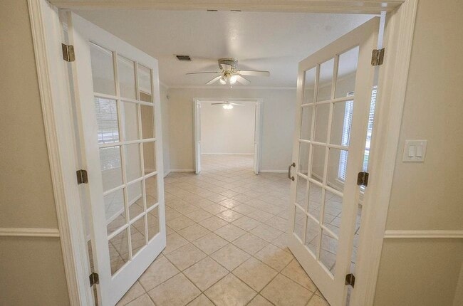 Building Photo - 25602 Oakhurst Dr