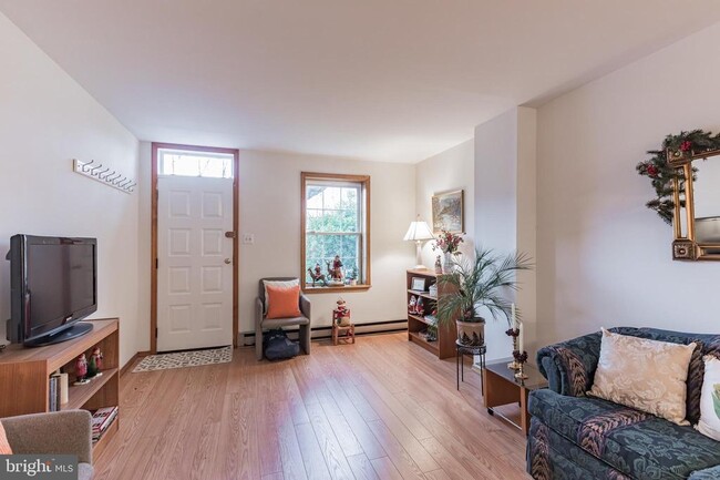 Building Photo - 3 W 1st Ave