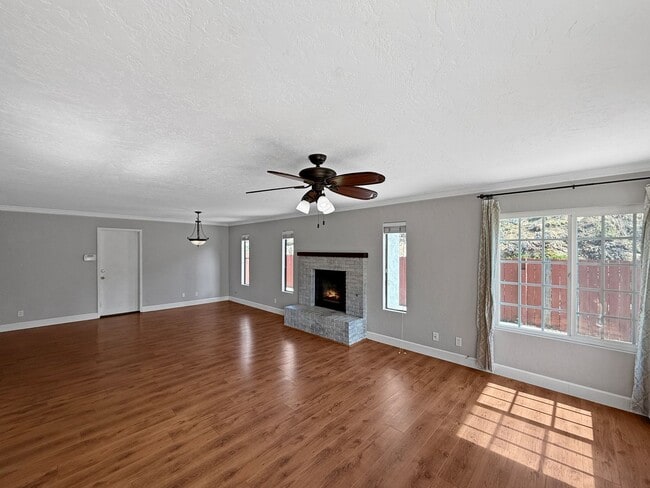 Building Photo - Stunning 4B/2.5Ba House w/ Two Fireplaces,...