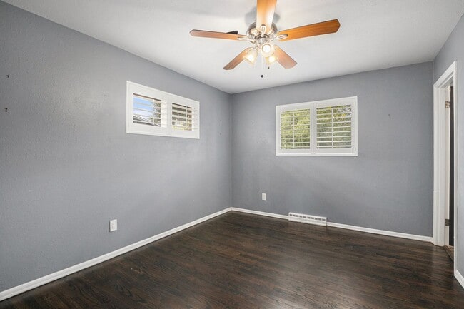 Building Photo - 4 Bedroom 2 Bathroom House-Available NOW!