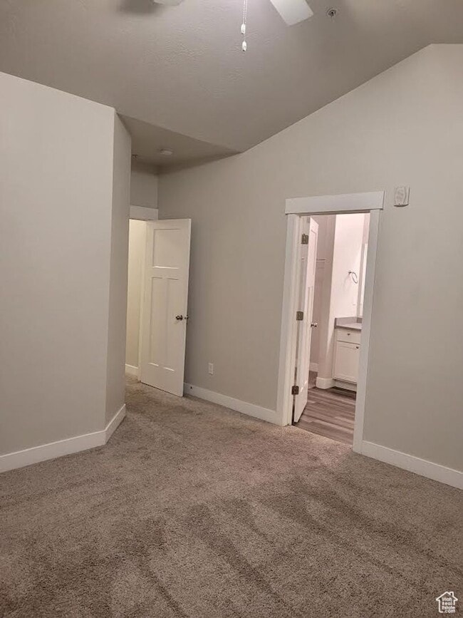 Building Photo - Modern 3 Bed / 2 Bath Condo in Amenity-Ric...