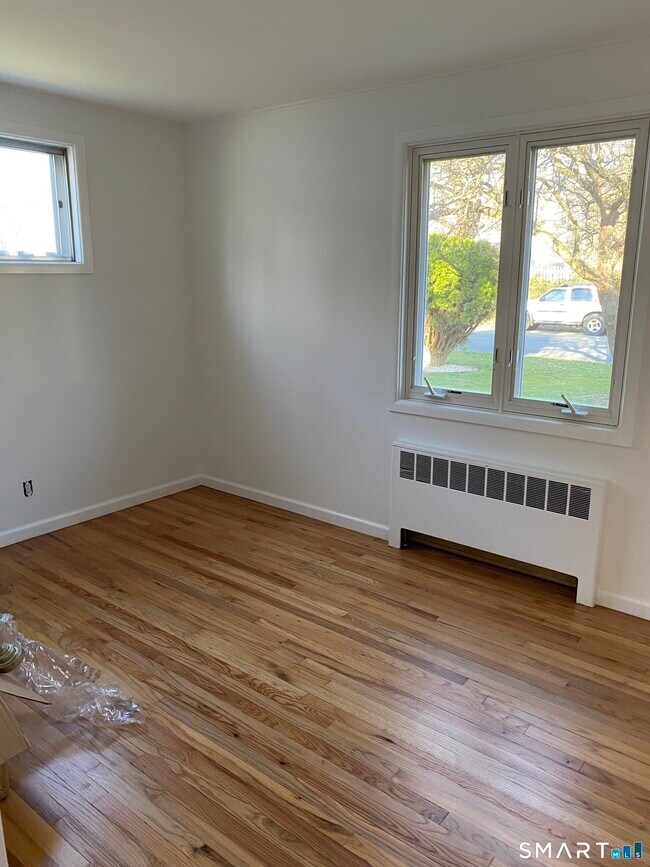 Building Photo - 61 Kenilworth Dr W