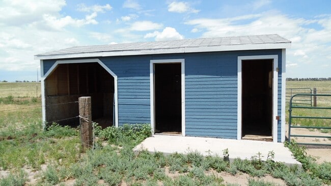 Building Photo - 9865 N Log Rd