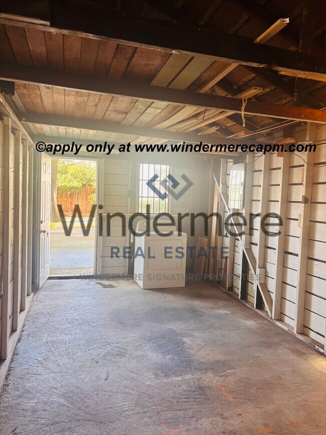 Building Photo - Unbeatable location! ! East Sac 2 bedroom 1 bath Duplex!!