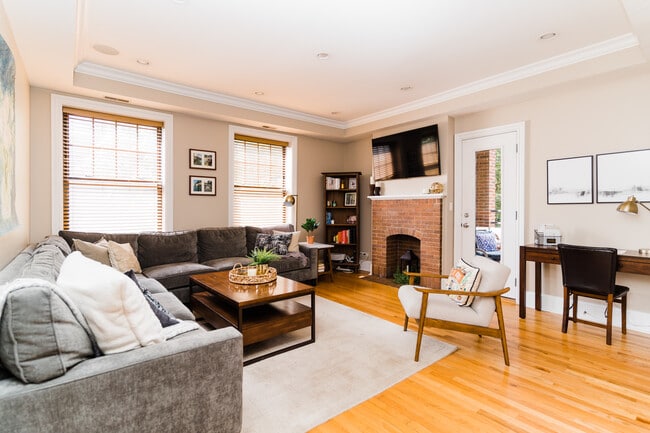 Building Photo - 914 W Schubert Ave