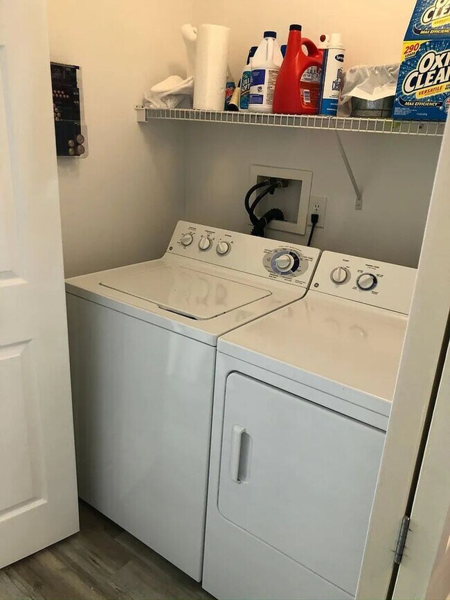 Building Photo - Charming 2BR Condo in Danbury