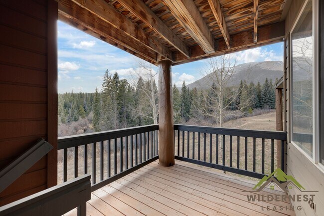 Building Photo - Spacious Townhome with Amazing Views