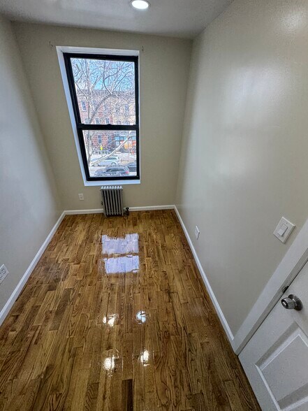 Building Photo - 1885 Eastern Pky