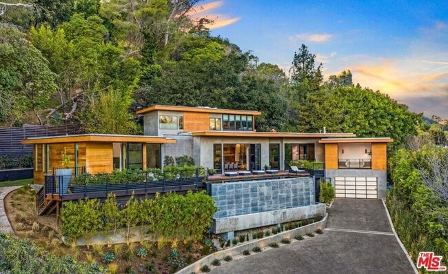 Primary Photo - 727 N Beverly Glen Blvd