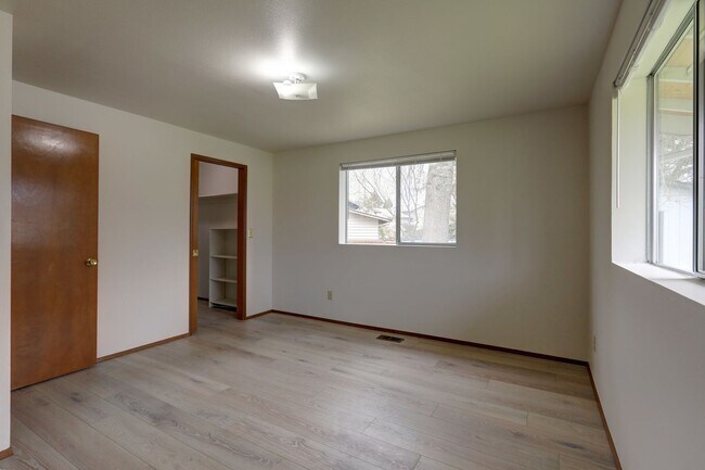 Building Photo - Beautiful, Remodeled Burien Rambler Available Now! 3Bedrooms Plus Den!