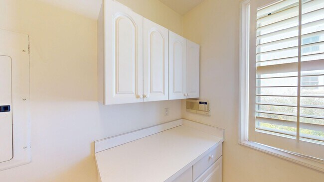Building Photo - Spacious 4-bedroom 4.5 bath Home in a Gated Complex