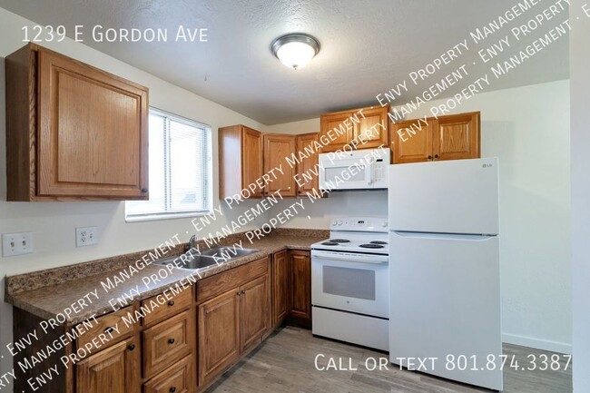 Building Photo - Cozy 2 Bed, 1 Bath Pet-Friendly Home with ...