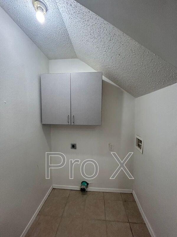 Building Photo - 3400 SW Landau Ct