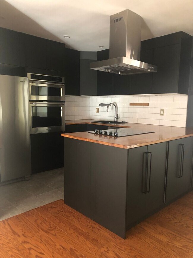 Building Photo - Well Maintained & Updated - 3 BR - Reston Metro