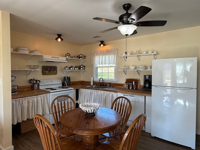 Building Photo - Intro to Homesteading! 3/1 furnished Property for rent