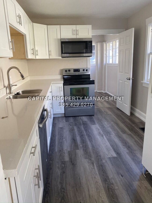 Building Photo - Recently Remodeled 2 Bedroom Home