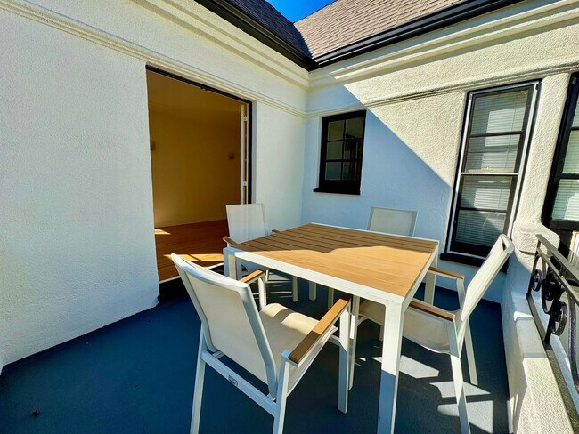 Building Photo - Sun-Filled 1-bed 1-bath Second Floor short...