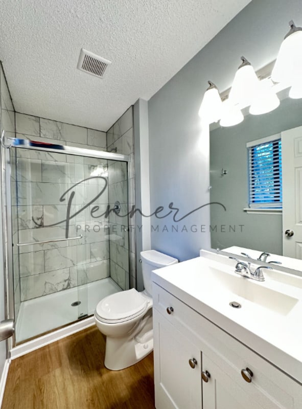 Building Photo - 805 NW Oxford Dr