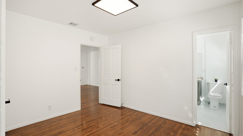 Building Photo - 3936 S Victoria Ave