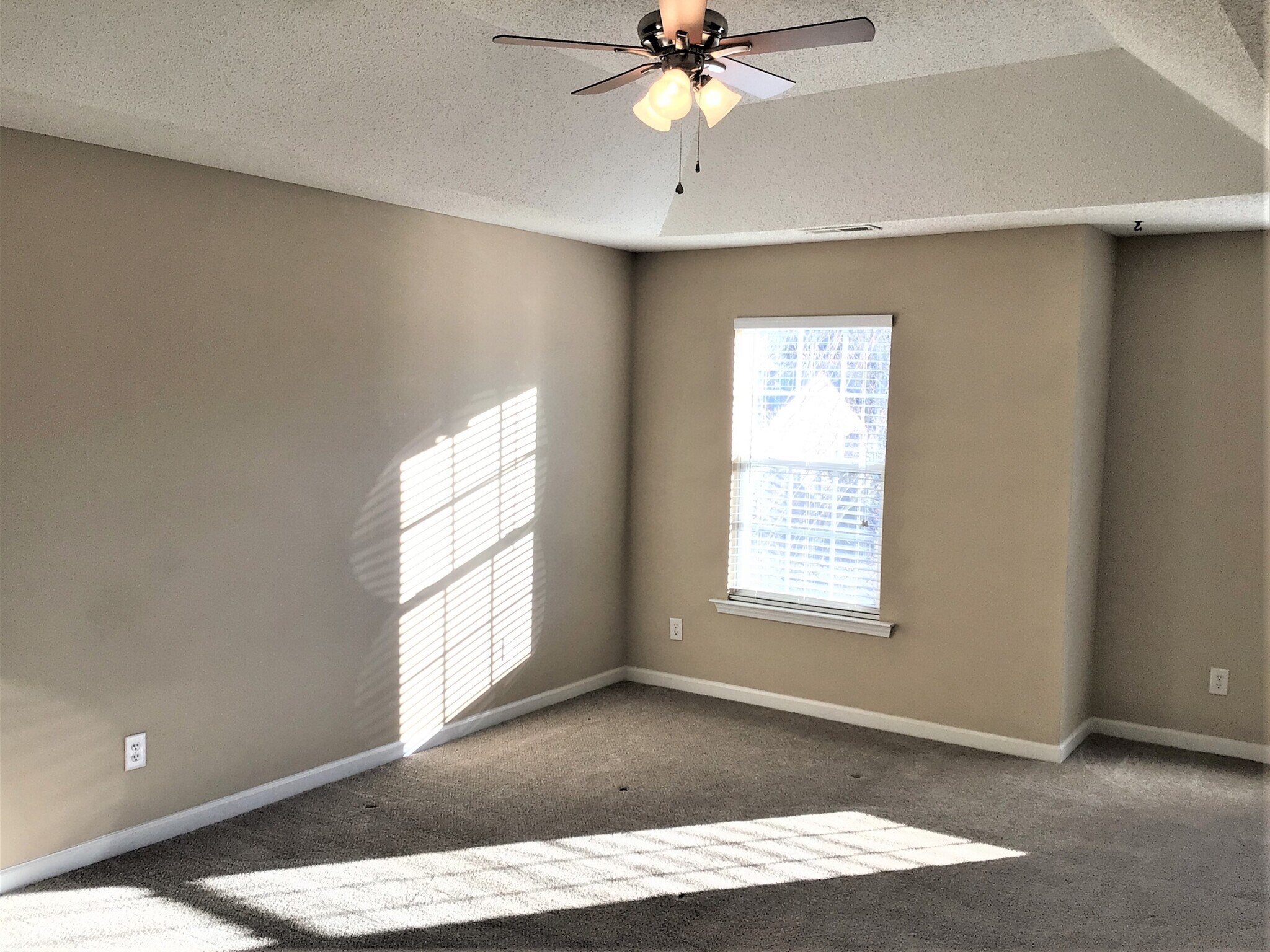 Building Photo - 6140 Glen Way Dr