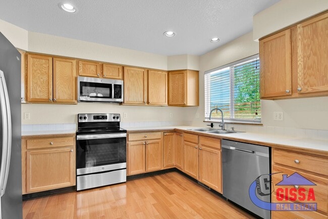 Building Photo - Beautiful home with 4 BR, 3.5 BA, 2 CAR wi...