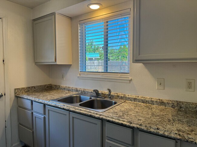 Building Photo - 2 bedroom 1 bath duplex with a garage!