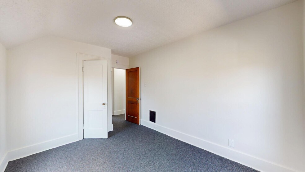 Building Photo - 109 W Ely St