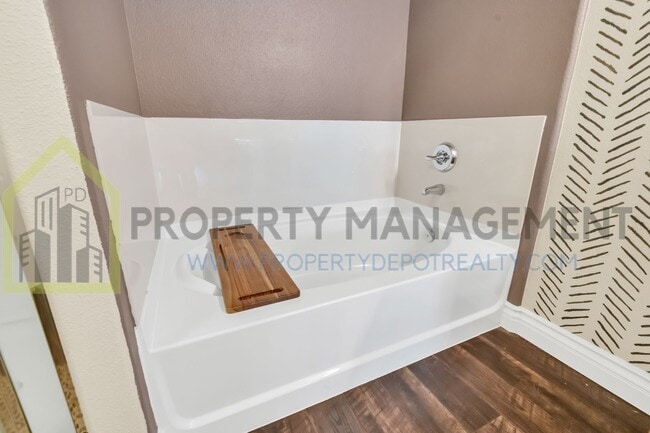 Building Photo - Spacious 2 (or 3!) Bed Condo in Gated Comm...