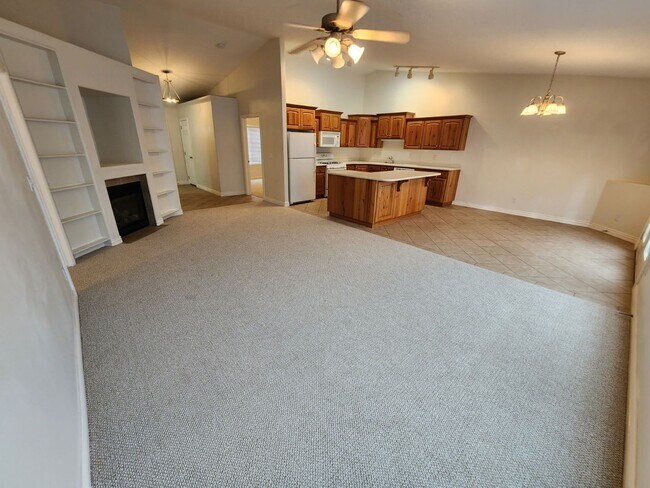 Building Photo - The Seasons @ Mesa Hills 3 bed/2 bath