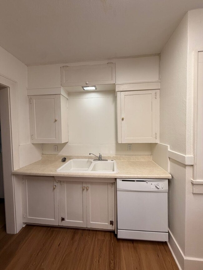 Building Photo - Renovated 2-Bedroom Bungalow close to downtown