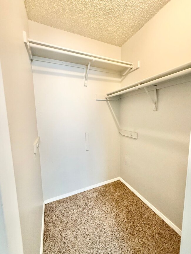 Building Photo - Move in ready 2 bedroom on Tampico