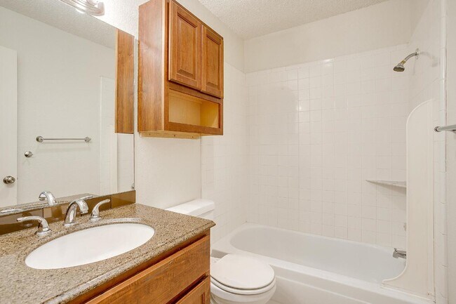 Building Photo - Charming 3 Bedroom Home with 2 Full Baths
