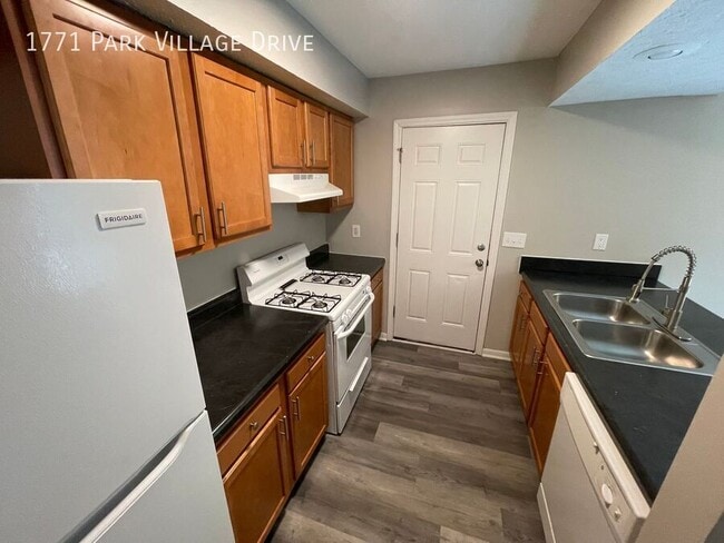 Building Photo - 1771 Park Village Dr