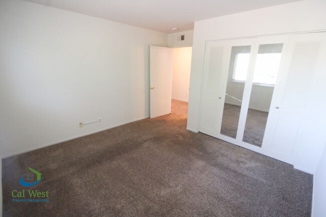 Building Photo - $2395 - 2 Beds/1 Bath Upstairs Condo Near ...
