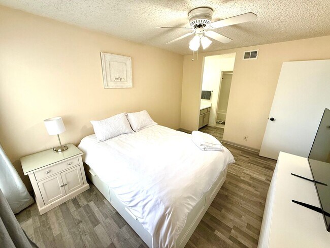 Building Photo - AVAILABLE NOW! 3rd Floor 1 Bedroom / 1 Bat...