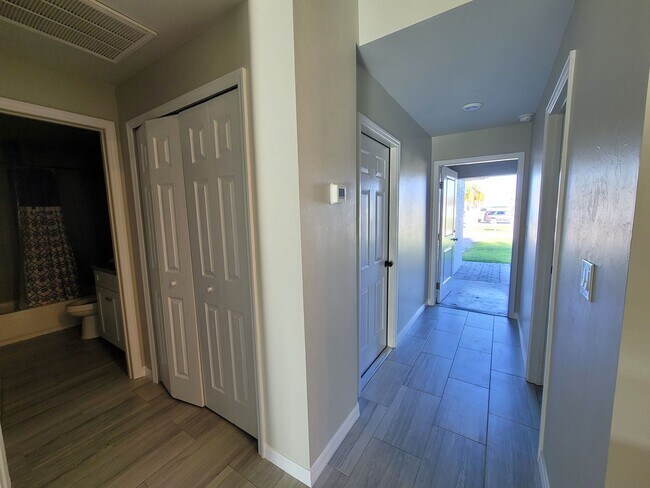 Building Photo - Duplex for rent