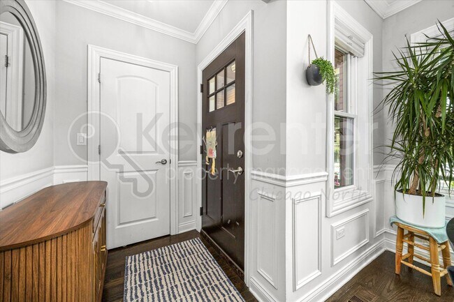 Building Photo - 4230 N Oriole Ave