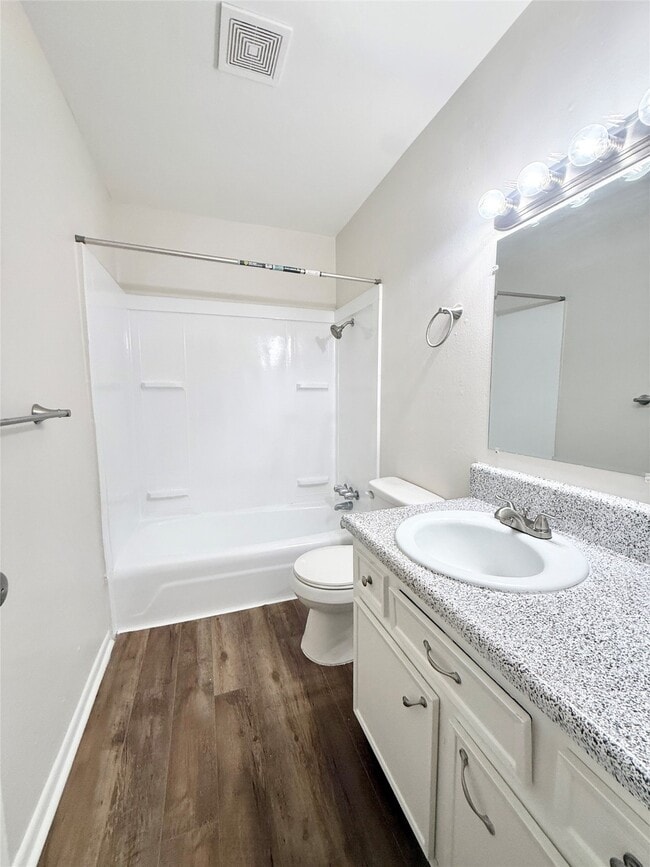 Building Photo - 321 E Cedar St