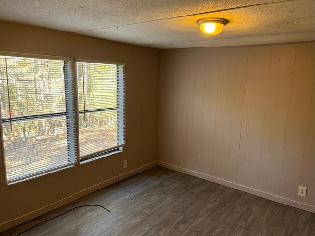 Building Photo - 6742 Skyview Dr SE