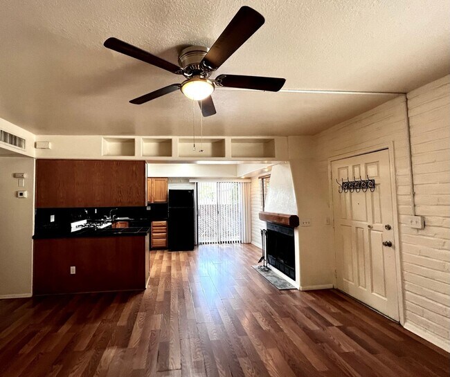 Building Photo - Charming 2 Bedroom Townhome with Private 2...