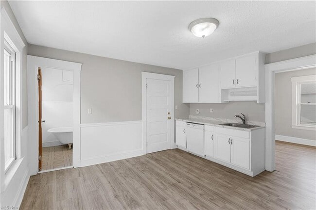 Building Photo - 2064 Halstead Ave
