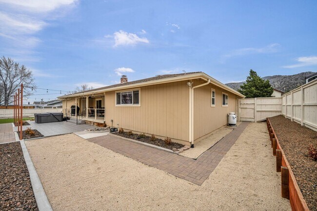 Building Photo - FULLY FURNISHED MOUNTAIN VIEW RETREAT with HOT TUB, RV PARKING & NO HOA