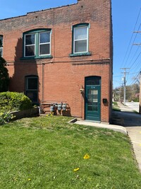 Building Photo - One Bedroom one bathroom in Alton