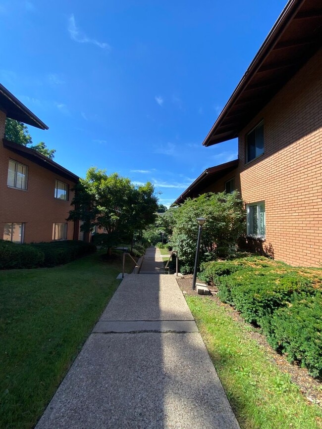 Building Photo - Cozy 1 Bedroom in a Quiet Building in Emsworth!