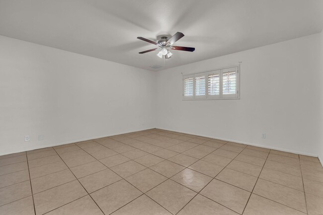 Building Photo - 5 Bed, 3 Bath, Pebble Tec Pool, Granite Counters Huge Kitchen Island