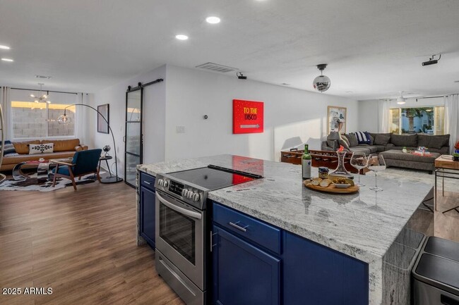 Building Photo - 4526 E Paradise Ln
