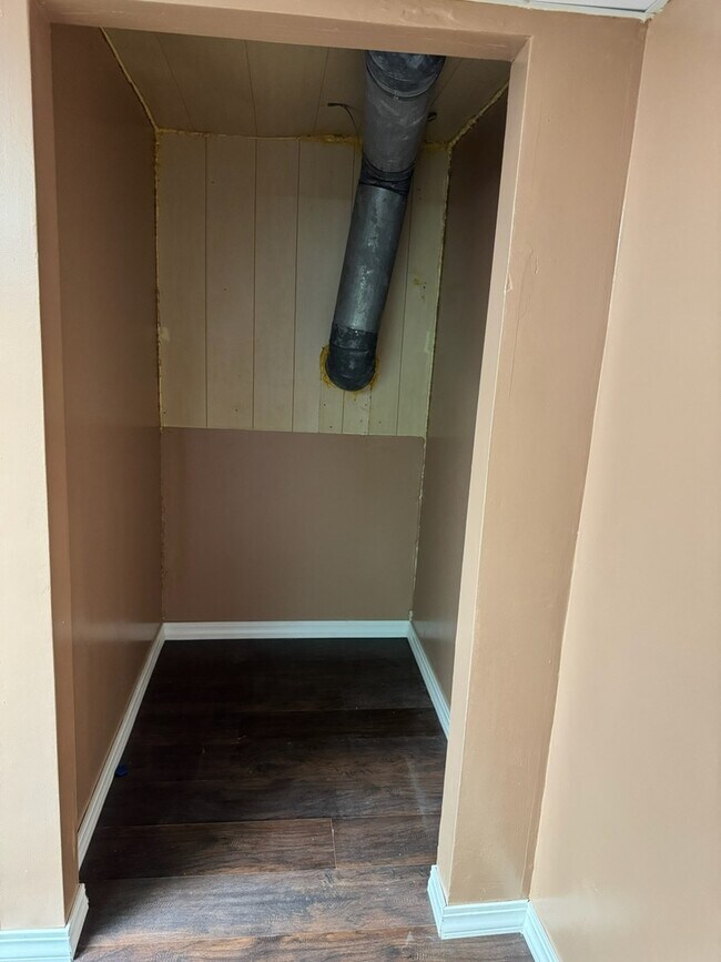 Building Photo - 2404 Kenmore Ct